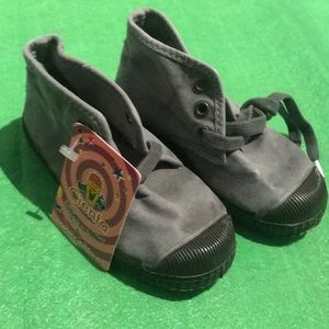 Cienta size 24 (US 8), high top, boy or girl NWT